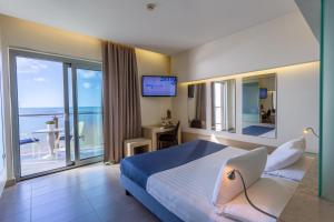 Uma TV ou centro de entretenimento em Smy Aran Blu Roma Mare