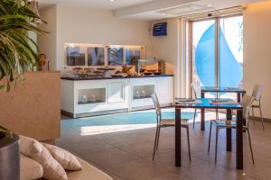 A cozinha ou cozinha compacta de Smy Aran Blu Roma Mare