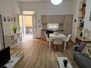 a kitchen and living room with a table and chairs at Living Room Schiavonea in Marina di Schiavonea