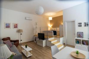 een woonkamer met een bank en een bed bij Living Room Schiavonea in Marina di Schiavonea