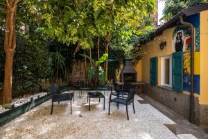 eine Terrasse mit Stühlen und einem Tisch vor einem Haus in der Unterkunft Il giardino segreto di Orfeo by Wonderful Italy in Bologna