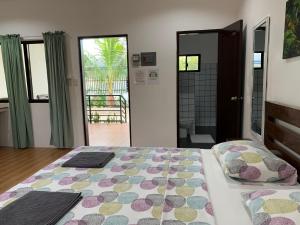 sypialnia z łóżkiem z dywanem w obiekcie Palm Tree Lodge w mieście Moalboal