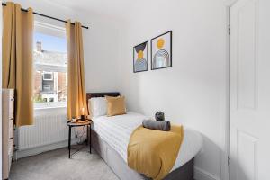 una piccola camera con letto e finestra di Church View by Staytor Accommodation a Exeter