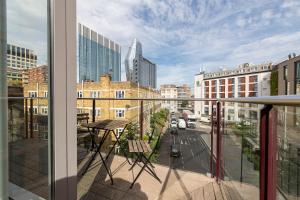 einen Balkon mit Blick auf eine Stadtstraße in der Unterkunft Stayo Apartments Southbank in London