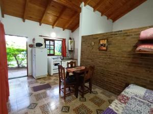 eine Küche mit einem Tisch und Stühlen im Zimmer in der Unterkunft Las Casuarinas in Paraná