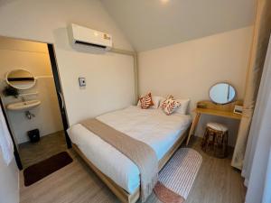 Un pat sau paturi într-o cameră la Pua Na Nan Camping ปัวนาน่านแคมป์ปิ้ง
