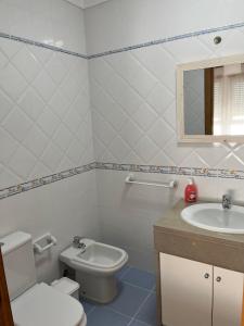 bagno con servizi igienici e lavandino di Tome's House - Baleal Solvillage 2 a Ferrel