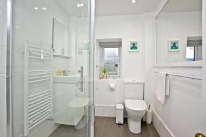 Koupelna v ubytování The Mews, Tresean + 17 fotografií