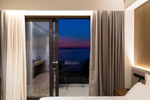 Een bed of bedden in een kamer bij Mazarine Hotel, Vlorë, Albania