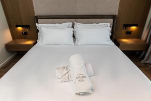 Een bed of bedden in een kamer bij Mazarine Hotel, Vlorë, Albania