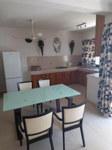 Cuisine ou kitchenette dans l'établissement Appartement "AMINA" mit Pool