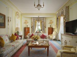 sala de estar con sofá y mesa en The Ritz London en Londres