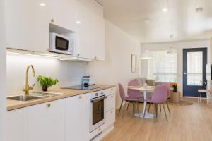 Kuchyň nebo kuchyňský kout v ubytování Tuomenkartano Apartments by Hiekka Booking
