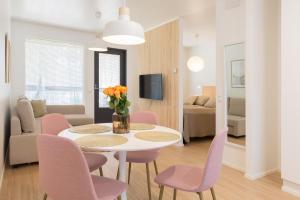 TV a/nebo společenská místnost v ubytování Tuomenkartano Apartments by Hiekka Booking