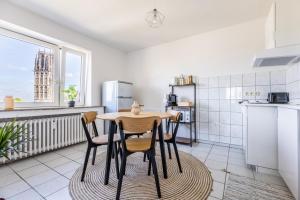 uma cozinha com mesa e cadeiras num quarto em Stilvolles Apartment inmitten der Altstadt em Duisburg