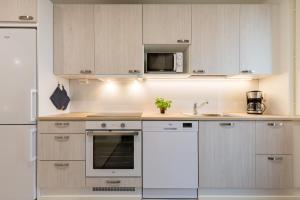 Kuchyň nebo kuchyňský kout v ubytování Tuomenkartano Apartments by Hiekka Booking