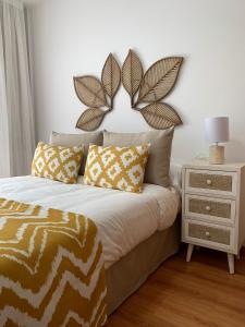 1 dormitorio con 1 cama con cabecero de mariposa grande en Apartamentos Los Catorce, EL Hierro en Valverde