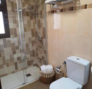 łazienka z prysznicem, toaletą i umywalką w obiekcie Apartamentos Los Catorce, EL Hierro w mieście Valverde
