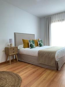 Un dormitorio con una cama grande y una ventana en Apartamentos Los Catorce, EL Hierro en Valverde