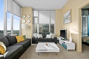uma sala de estar com um sofá e uma televisão em Gorgeous Downtown Calgary Condos by GLOBALSTAY Free Parking em Calgary
