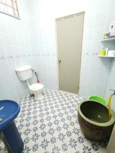 Bathroom sa Jen PD Homestay - Unique, Antique House NO WIFI