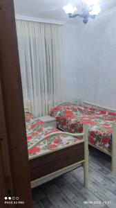 - une chambre avec 2 lits et une fenêtre dans l'établissement luka 55, à Khulo