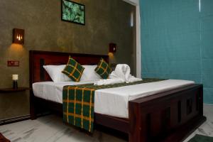 A bed or beds in a room at Villa Evergreen - Hikkaduwa