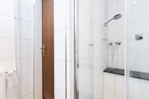 a shower with a glass door in a bathroom at Blankwasserweg 131 Lensterstrand Oase Bungalow 6 in Lenste