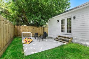 een achtertuin met een tafel en stoelen en een hek bij Getaway Nr Tsu, Midtown, Dt Hot Tub Game Room in Houston