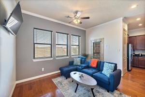 sala de estar con sofá azul y mesa en Near Dt, Heights, Washington Wifi Games Bbq en Houston