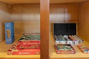 półka na książki z wyświetlaczem gier planszowych w obiekcie Near Dt, Heights, Washington Wifi Games Bbq w mieście Houston