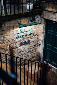 ein Schild an der Seite eines Steingebäudes in der Unterkunft No1 Apartments Edinburgh - New Town in Edinburgh