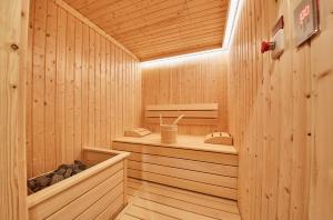 a sauna with wooden walls and a wooden floor at AlpenParks Chalet & Apartment Steve Lodge Viehhofen in Viehhofen