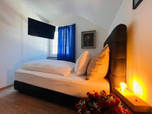 een slaapkamer met een bed met een blauw gordijn en een raam bij Hotel Hirschen Hinwil in Hinwil