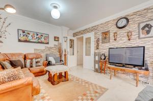 A television and/or entertainment centre at Beautiful apartment in Terrazas del Duque I