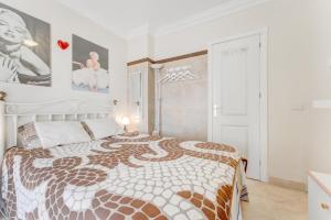 A bed or beds in a room at Beautiful apartment in Terrazas del Duque I Még 17 kép