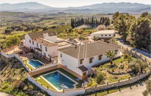 una vista aérea de una casa con piscina en Amazing Home In Casarabonela With Kitchenette, en Casarabonela