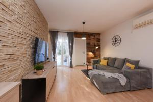 Televízia a/alebo spoločenská miestnosť v ubytovaní L&R luxury apartment- free parking