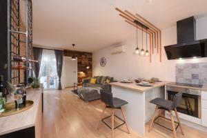 Kuchyňa alebo kuchynka v ubytovaní L&R luxury apartment- free parking