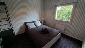 a small bedroom with a bed with a window at Studio Privé Dijon in Dijon