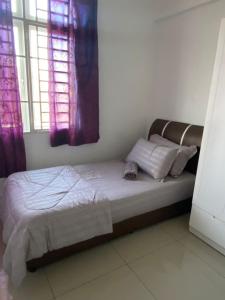 En eller flere senge i et værelse på Dwiputra GetAway Homestay