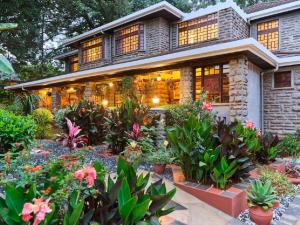 una casa con un jardín delante de ella en The Drexel House Kenya, en Nairobi