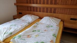 dos camas sentadas una al lado de la otra en una habitación en Landgasthof Steuber en Bromskirchen