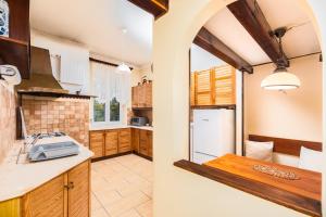 Kuchyňa alebo kuchynka v ubytovaní Apartament Żelazna 101 by Homeprime