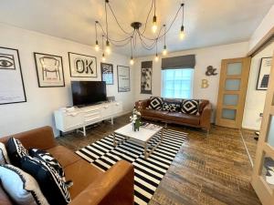 a living room with a couch and a tv at Gorgeous 2 bedroom apartment edge of Cabot Circus in Bristol