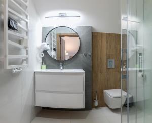 Un baño con lavabo, espejo e inodoro. en Apartamenty Aspen, en Karpacz 35 fotos más
