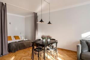 sala de estar con mesa y cama en ShortStayPoland Piwna (B79) en Varsovia