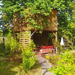 Zahrada ubytování CABANE CERISE DANS L'ARBRE Etapeboisee