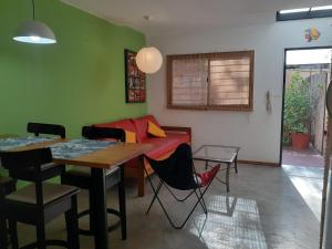 jadalnia ze stołem, krzesłami i łóżkiem w obiekcie Apartment con terraza 1 piso por escalera w BuenosAires