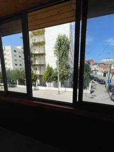 una ventana con vistas a la calle desde un edificio en Ladi Rooms en Tirana